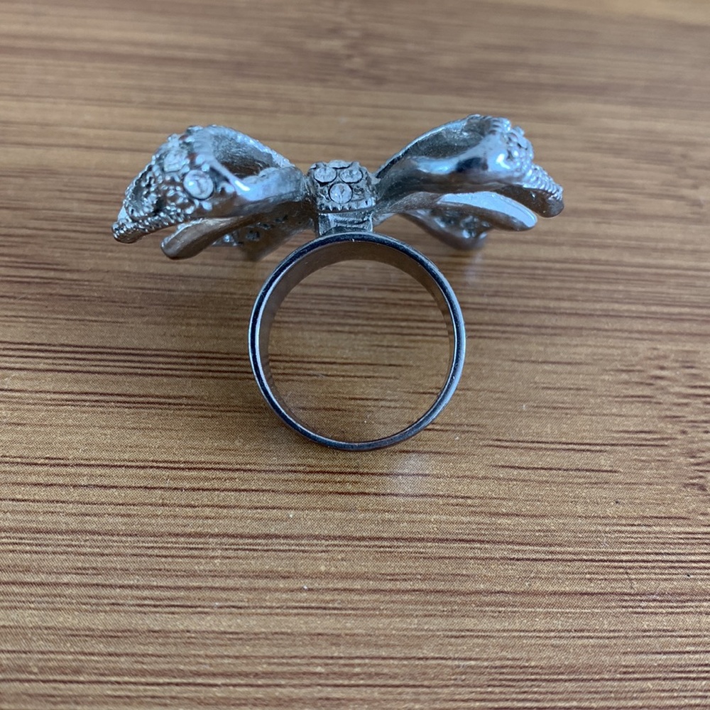 Statement Bow ring - Picture 2 of 3